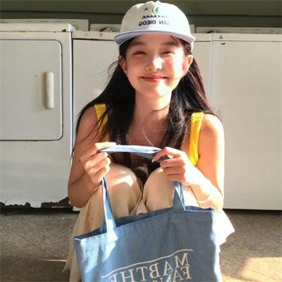 腰间持枪